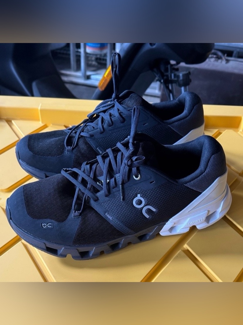 On Running Men's Black and White cloudflyer